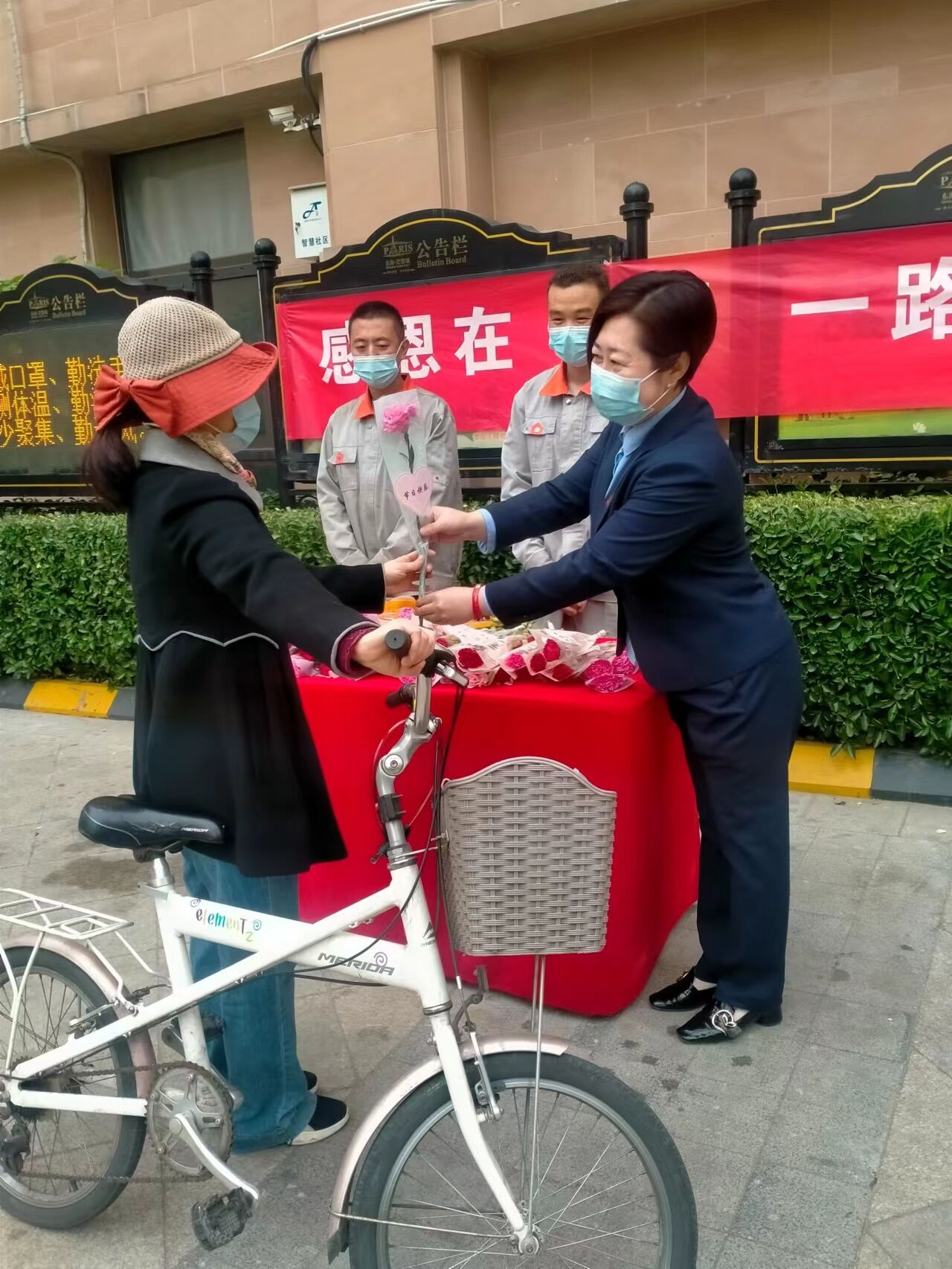 温馨花儿特为你们绽放   物业为业主送上母亲节祝福