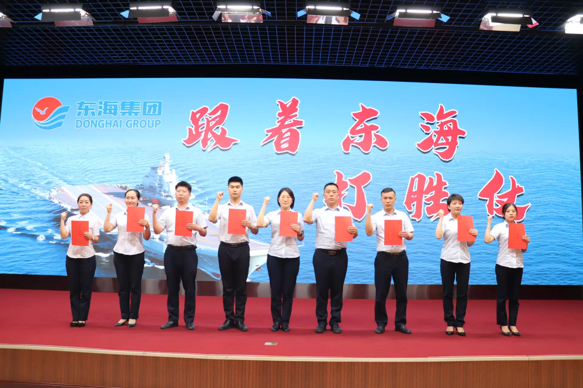 长江物业全体管理人员签下“军令状”—— 要“带着团队打胜仗” 长江物业全体管理人员签下“军令状”—— 要“带着团队打胜仗”