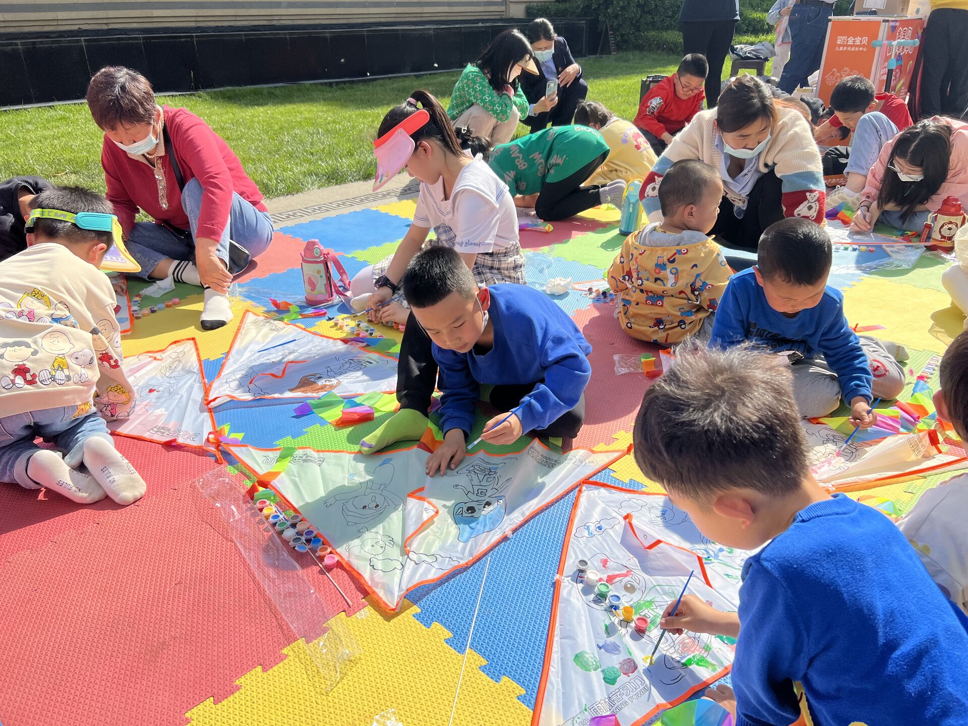 手绘希望 放飞梦想 ——长江物业开展“欢度六一·风筝手绘亲子活动”