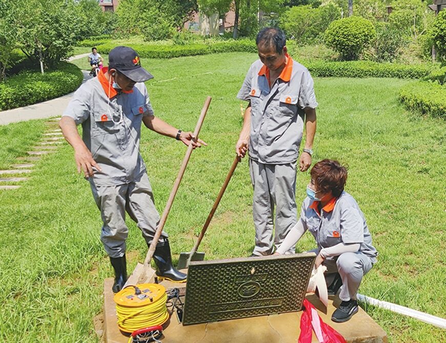 致敬高温下的物业一线人员