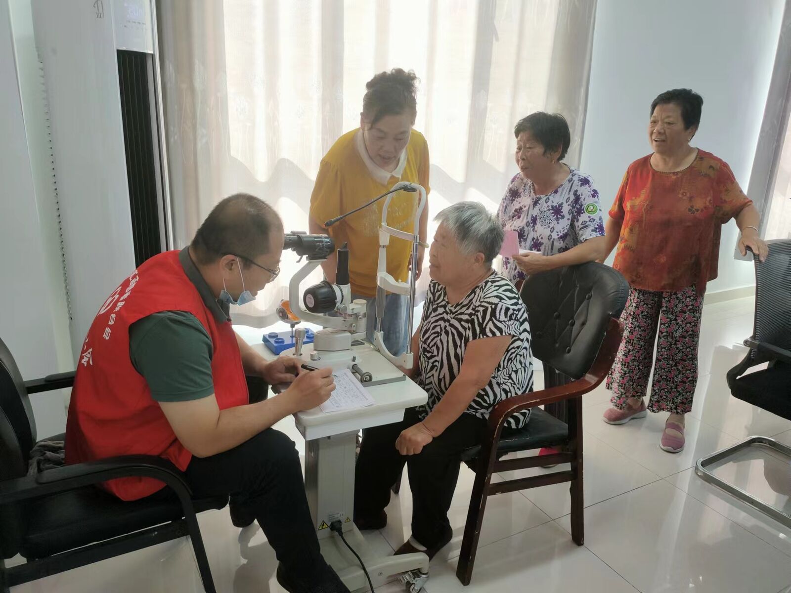 磨剪子、戗菜刀、测视力、免费理发…… 多项便民活动走进小区