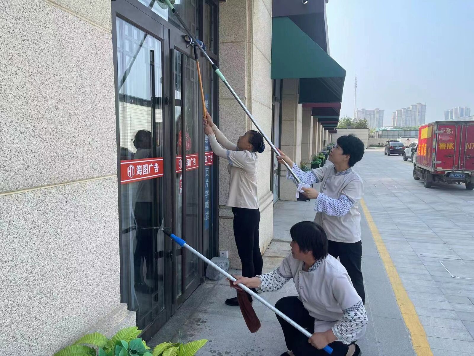 德州壹号院: 物业酷暑中为业主清除杂草、清理门窗 德州壹号院: 物业酷暑中为业主清除杂草、清理门窗