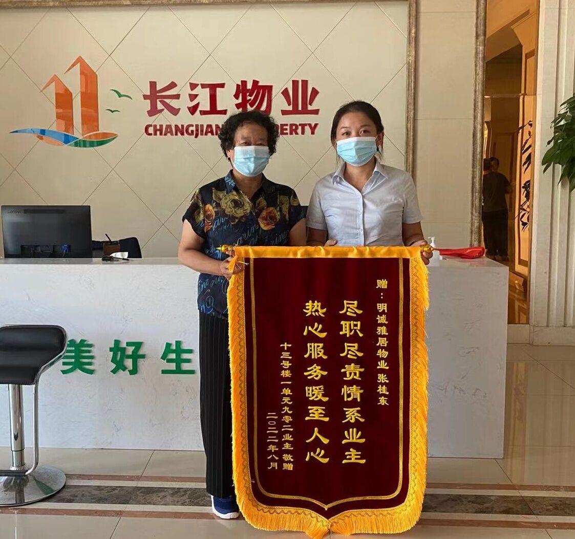 男孩骑车撞伤邻居 物业热情关照伤者