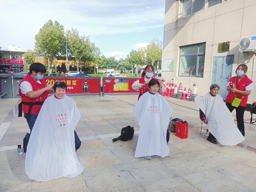 阳光花园:磨剪子、戗菜刀、洗地垫、理发、测血压…… 一系列便民服务走进小区