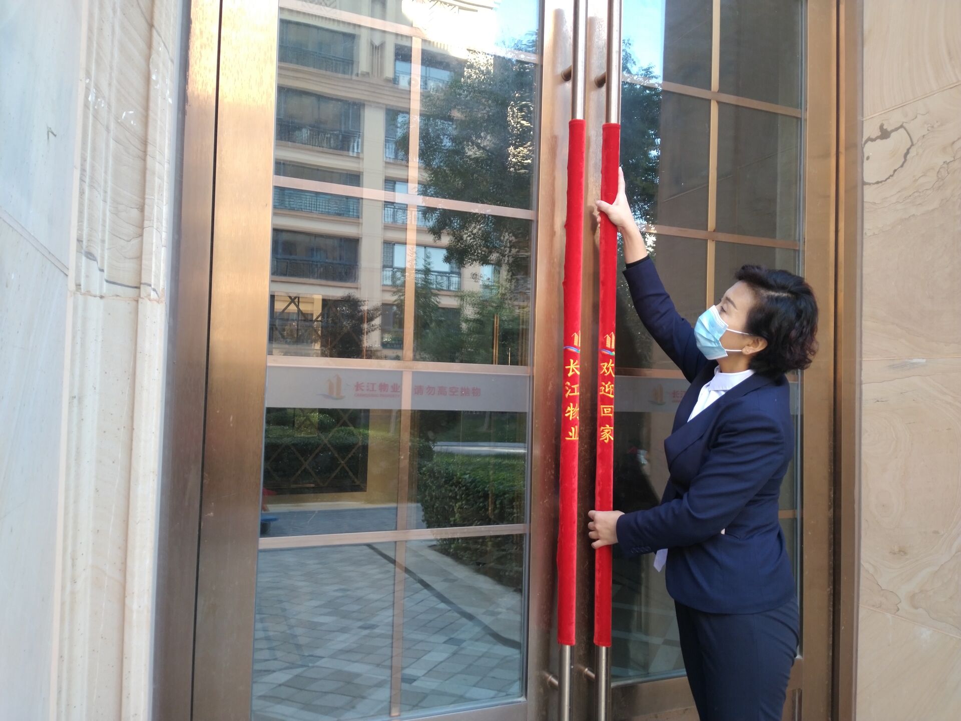 楼门把手“戴手套”，冬天开门不冻手