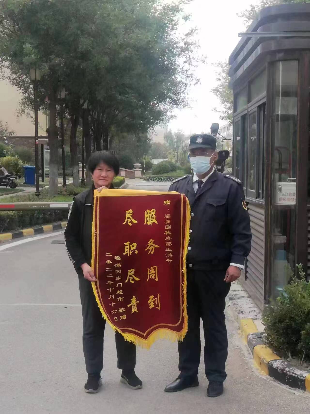 门市餐车被刮倒，物业冒雨来抢修