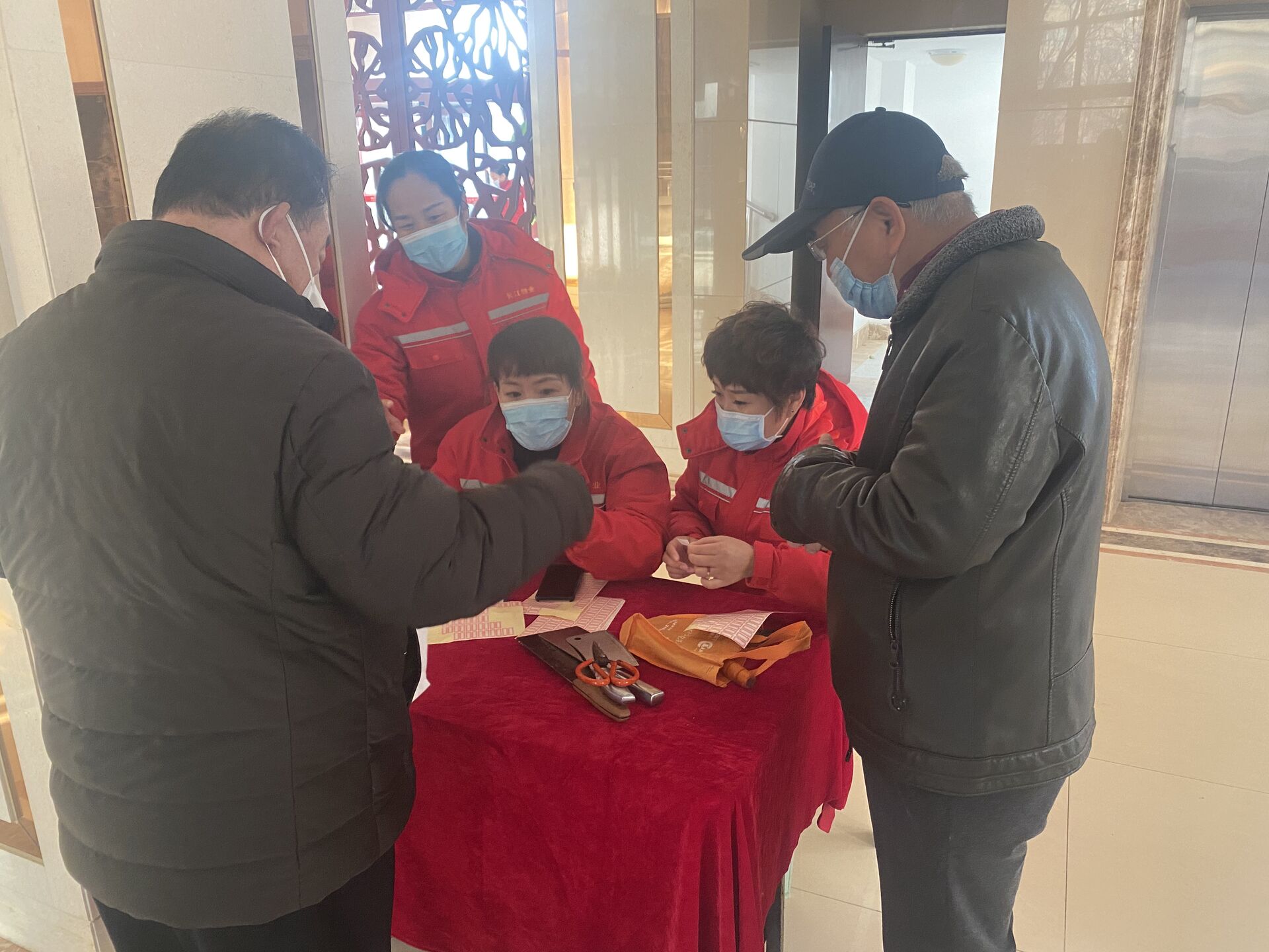 明诚雅居 新春便民活动4小时戗菜刀134把