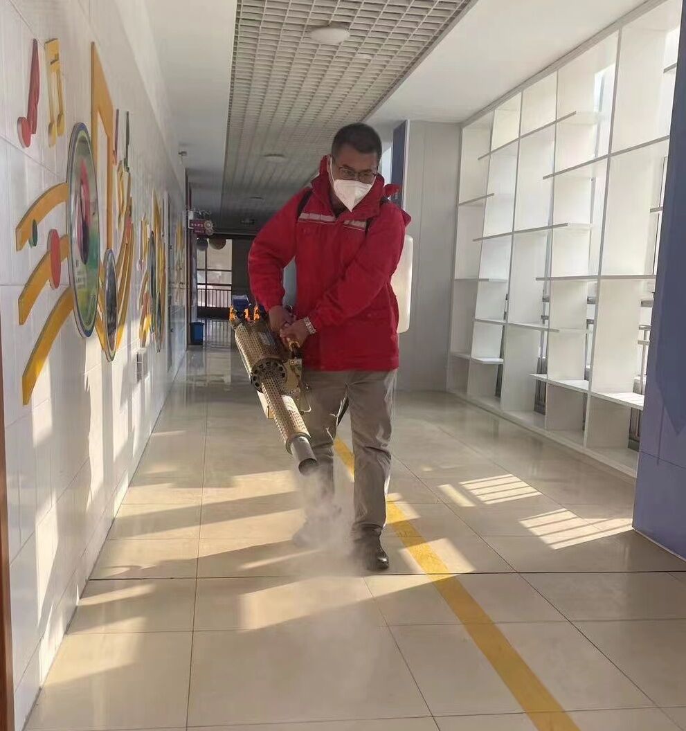严格防控，为爱护航 长江物业开展校园消杀守护师生健康