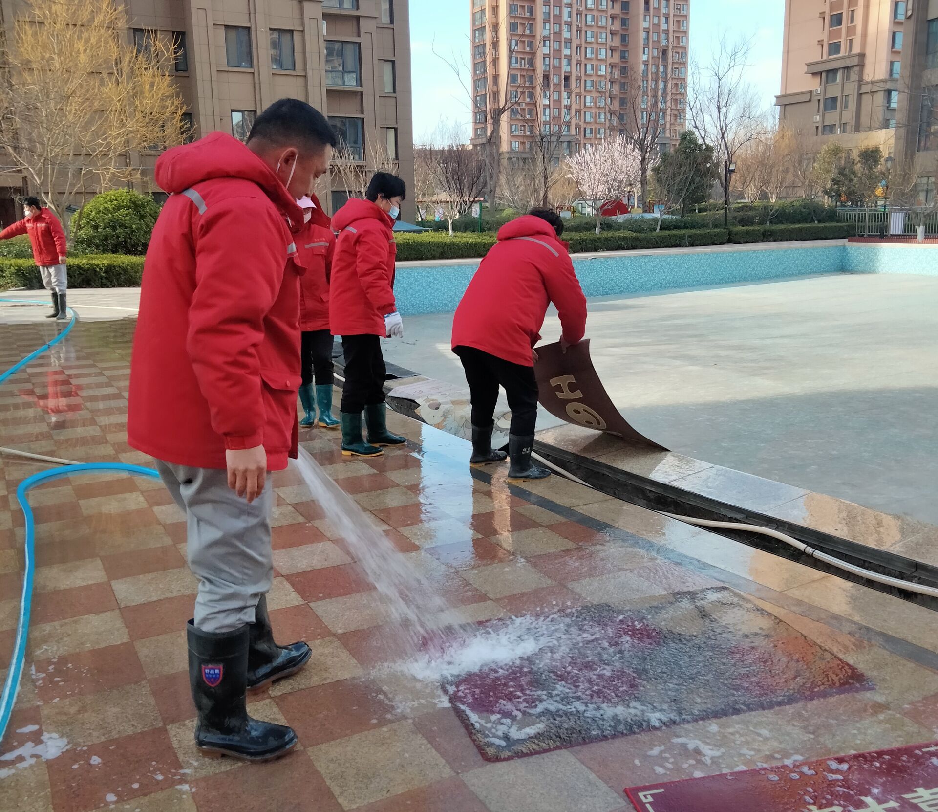 理发、磨剪子、清洗地垫…… 便民服务走进小区