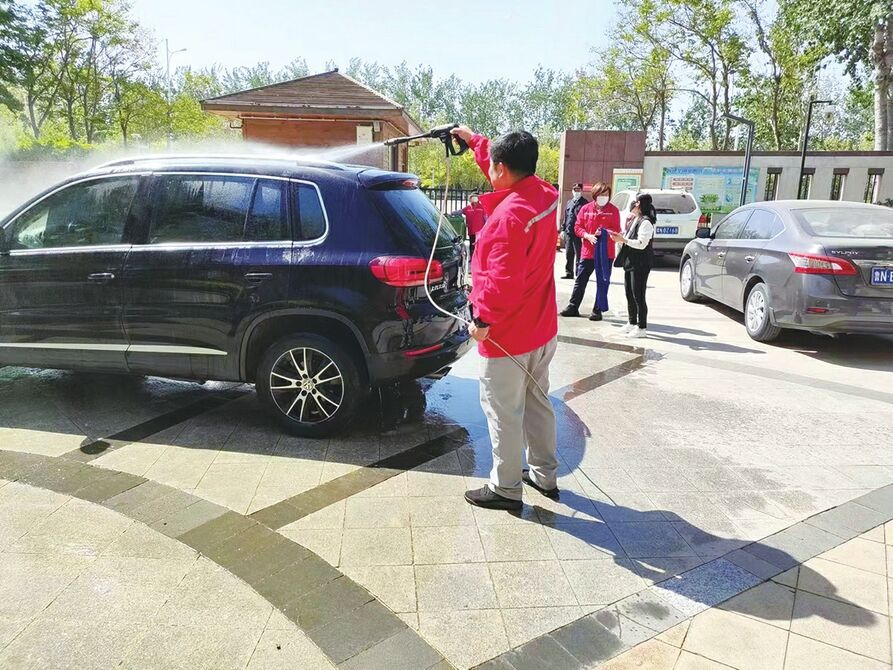 东建德州花园小区举行便民服务活动 “这里洗车不比专业洗车店差”