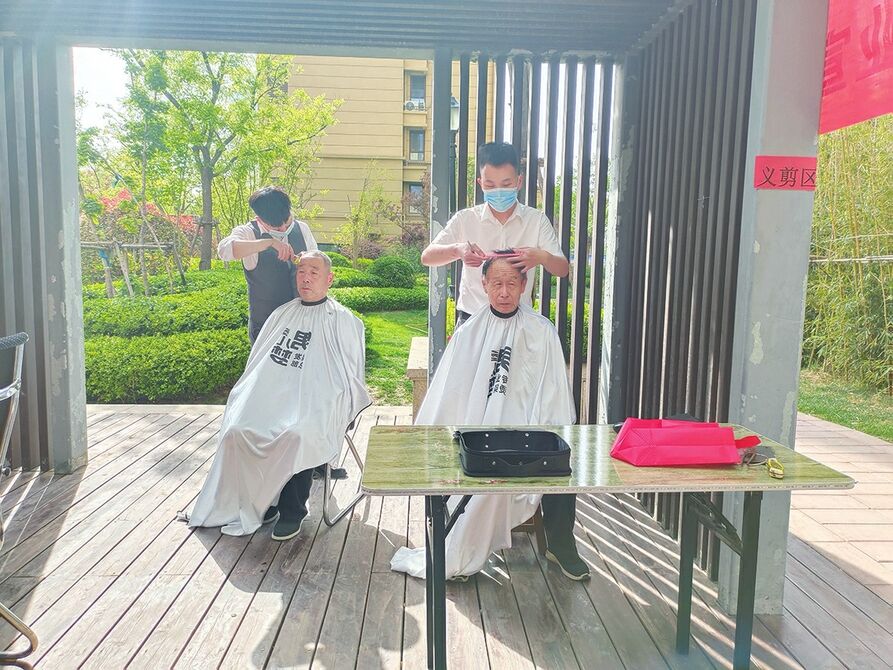 禹城现代城举行便民服务活动 “小区里理发真舒服”