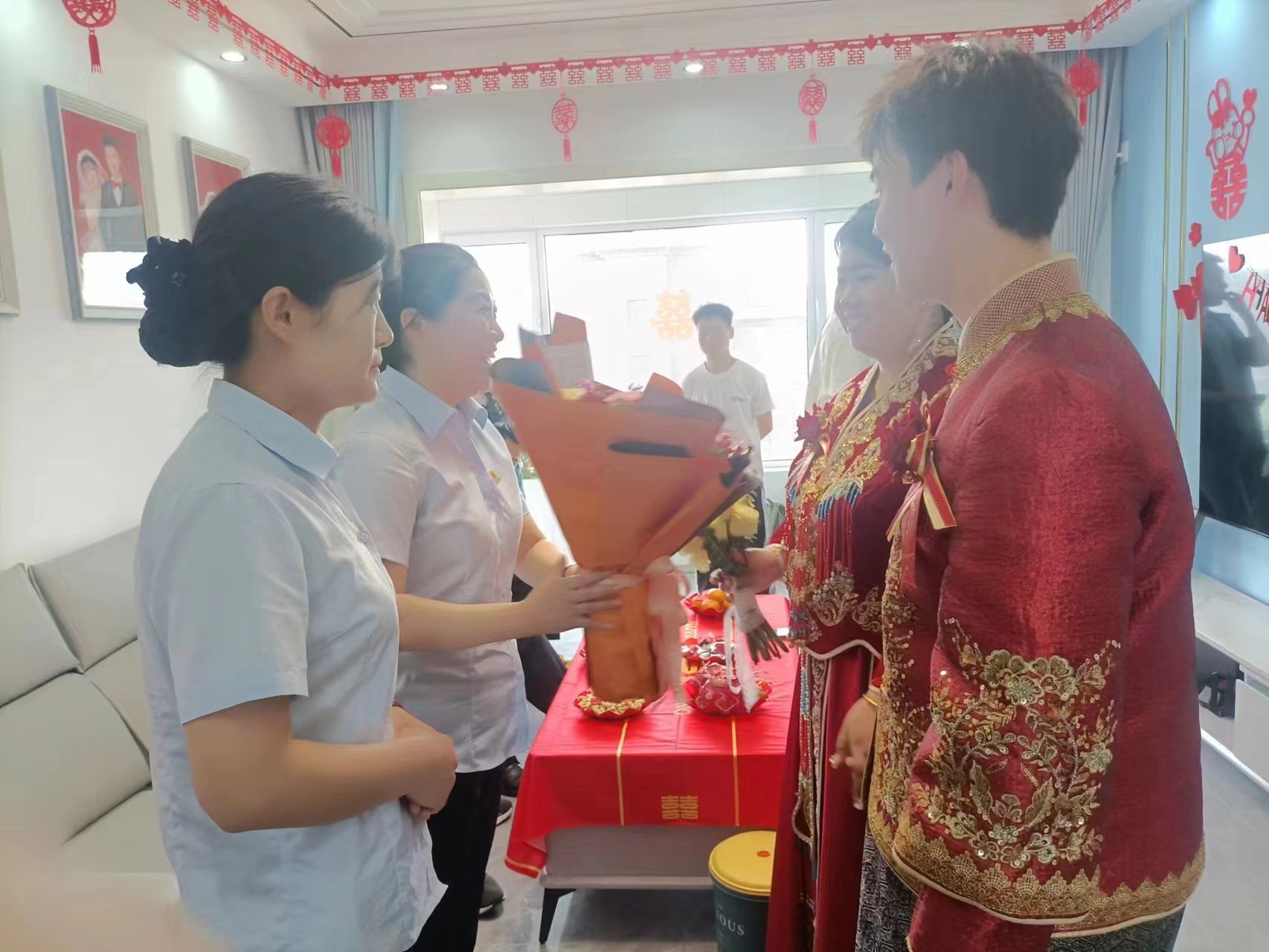 贴喜字、铺红毯、吹气球、送鲜花…… 物业精心装扮业主婚礼