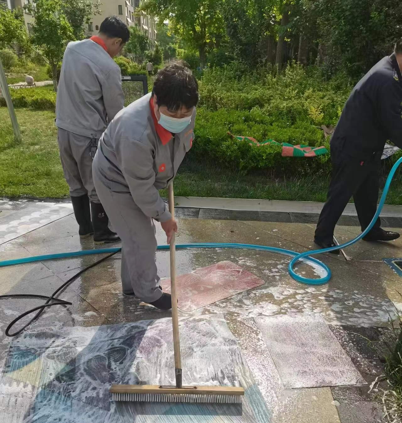 戗菜刀、清洗地垫、清洗纱窗…… 便民活动走进社区