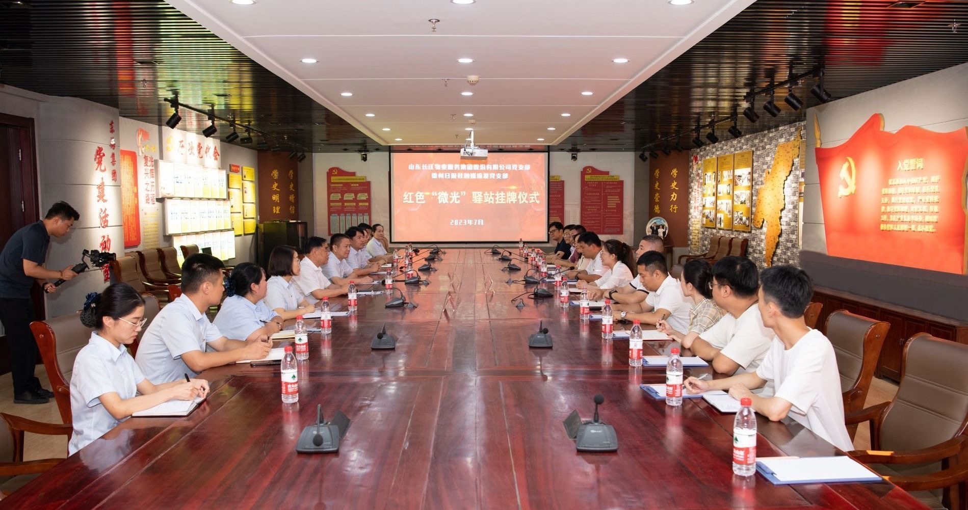 长江物业“红色‘微光’驿站”挂牌