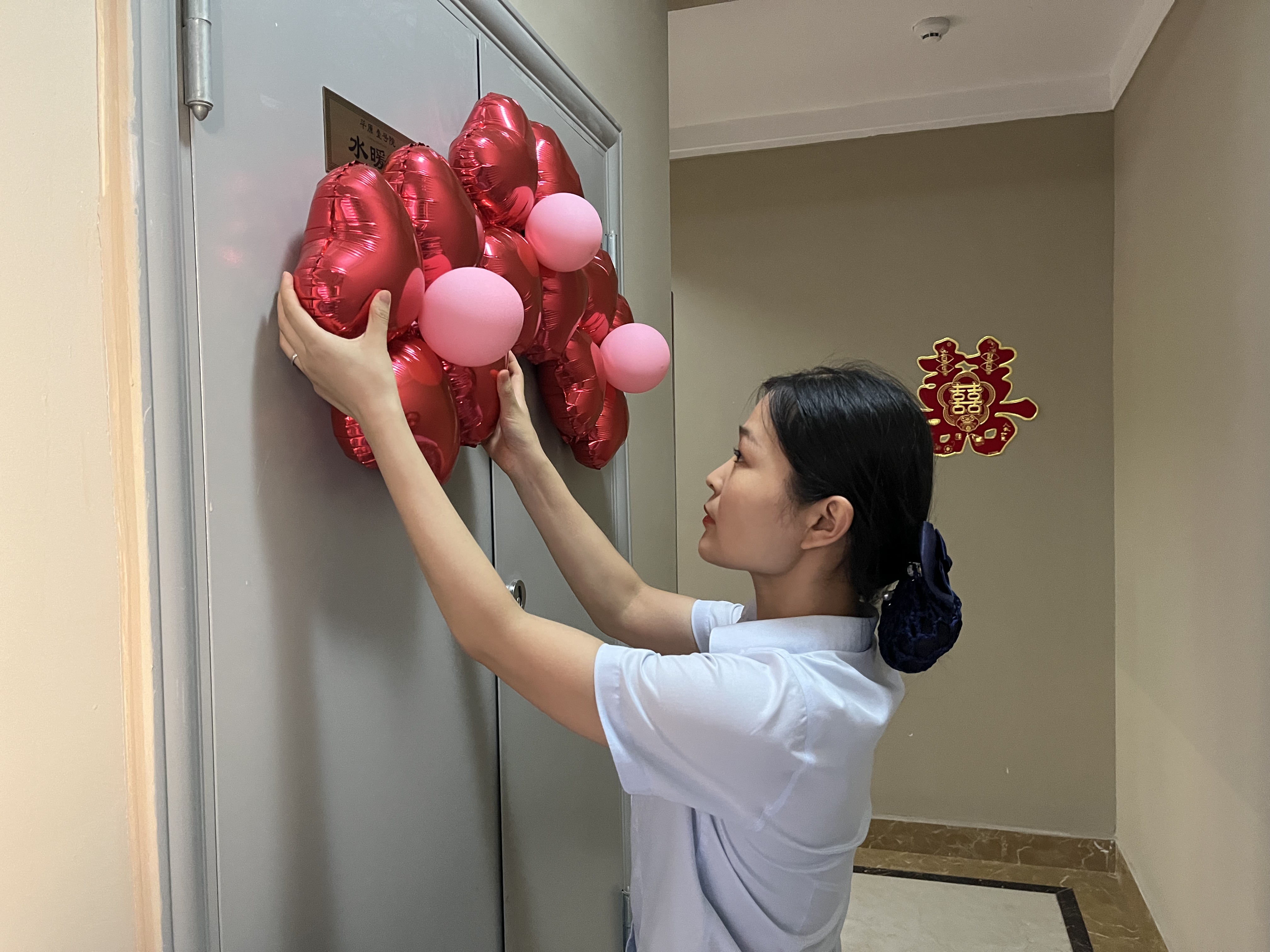 疏散车辆、清扫保洁、布置现场…… 业主新婚，物业送上“甜蜜惊喜”