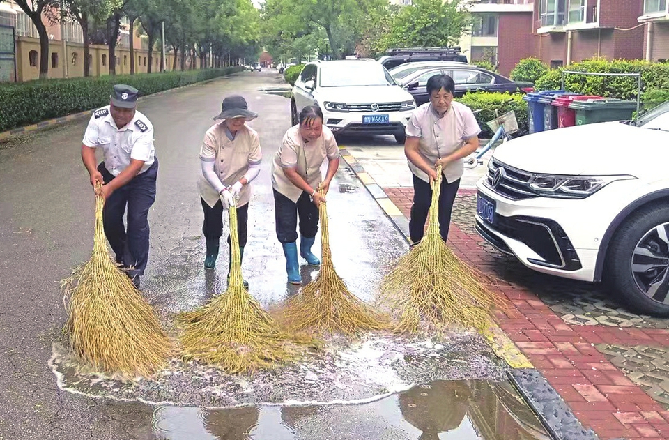 长江物业全方位筑牢汛期安全线 闻汛而动，全力守护美好家园