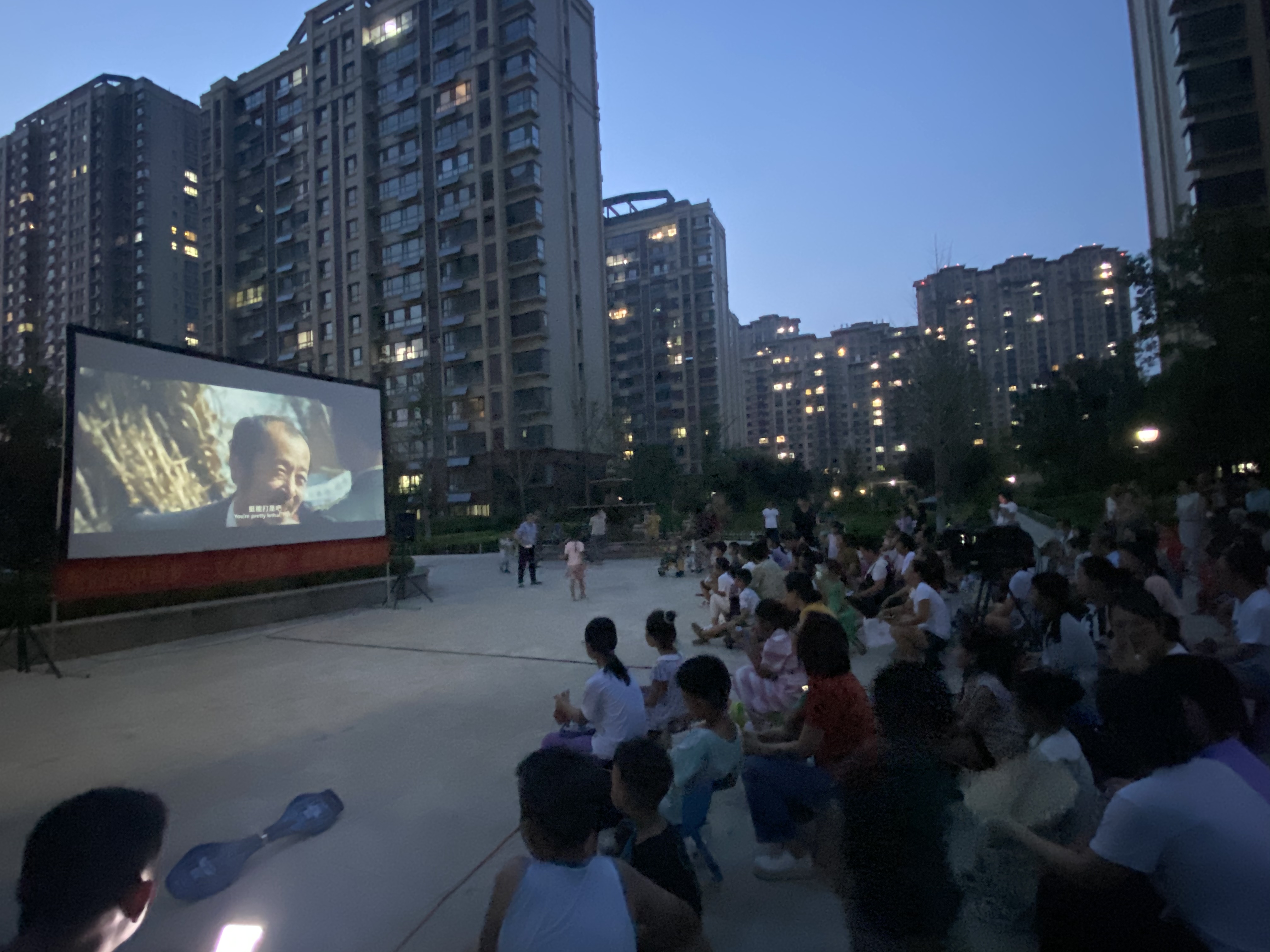 红色电影进社区 邻里相聚驻足看