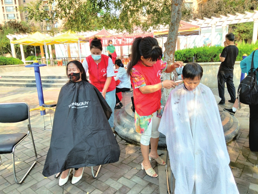 心理咨询、法律咨询、免费理发…… “幸福市集”打造“幸福小区”