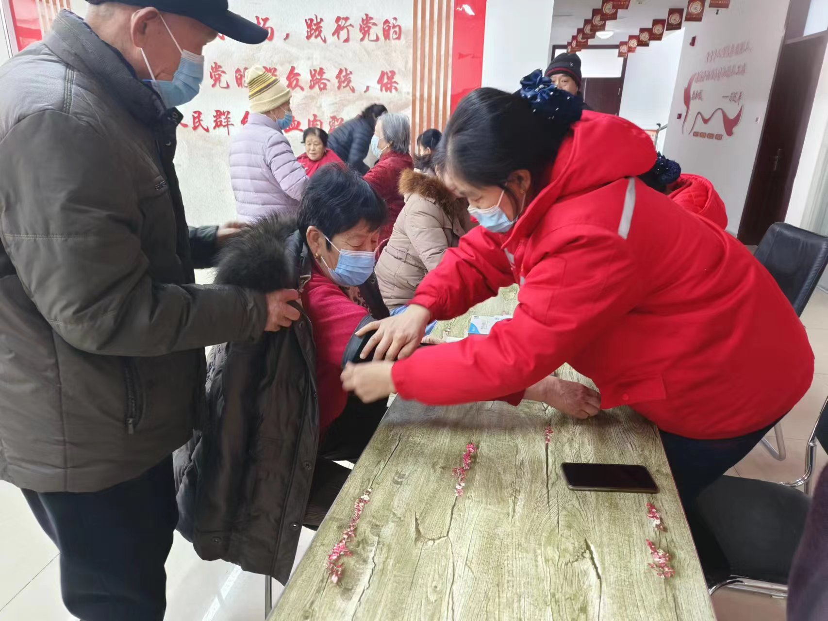 测血压血糖、磨剪子菜刀、免费理发洗车…… “便民服务来到家门口”