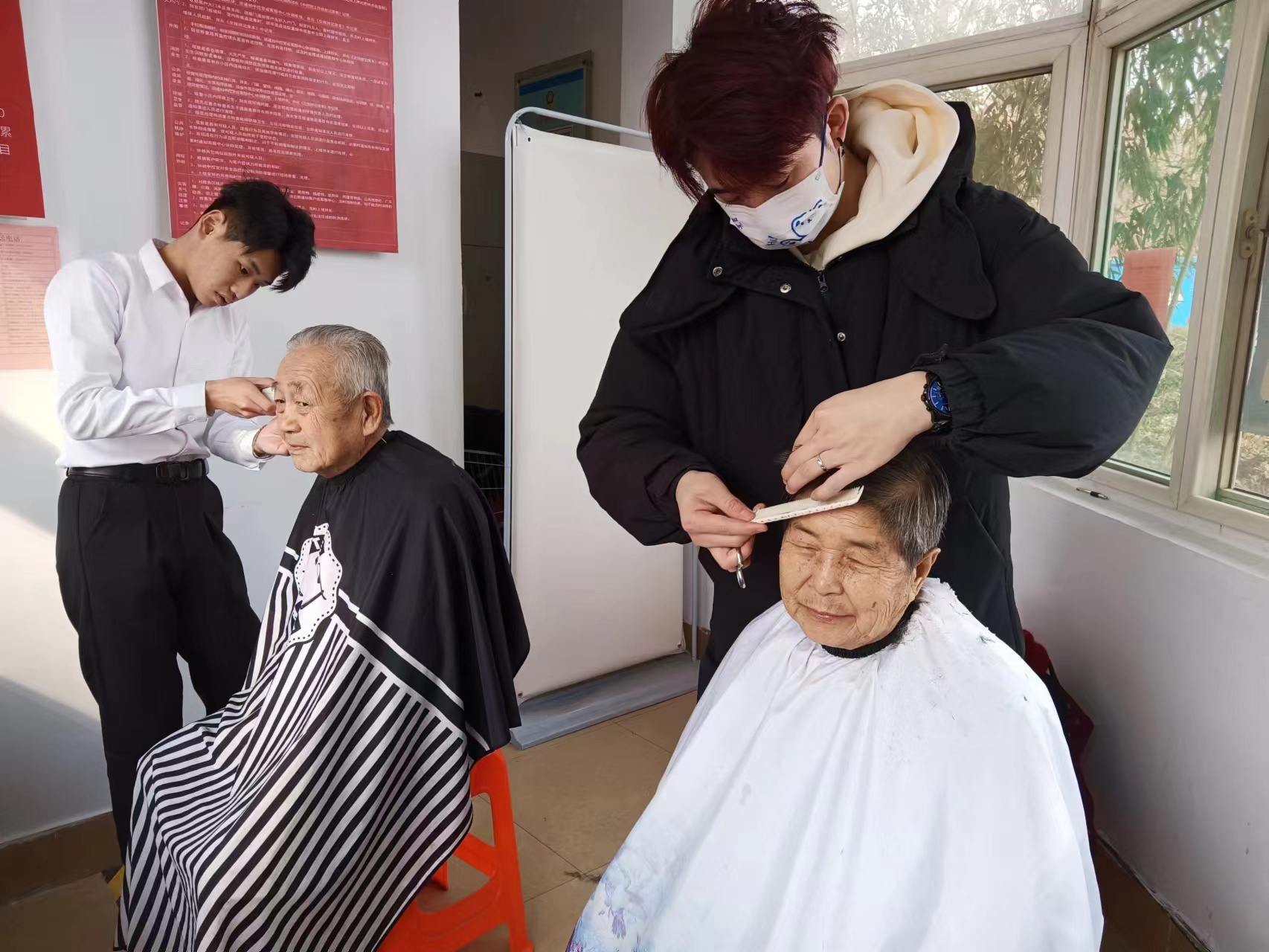 理发、戗菜刀、洗地垫、量血压…… “事儿不大,可真方便真暖心” 理发、戗菜刀、洗地垫、量血压…… “事儿不大,可真方便真暖心”