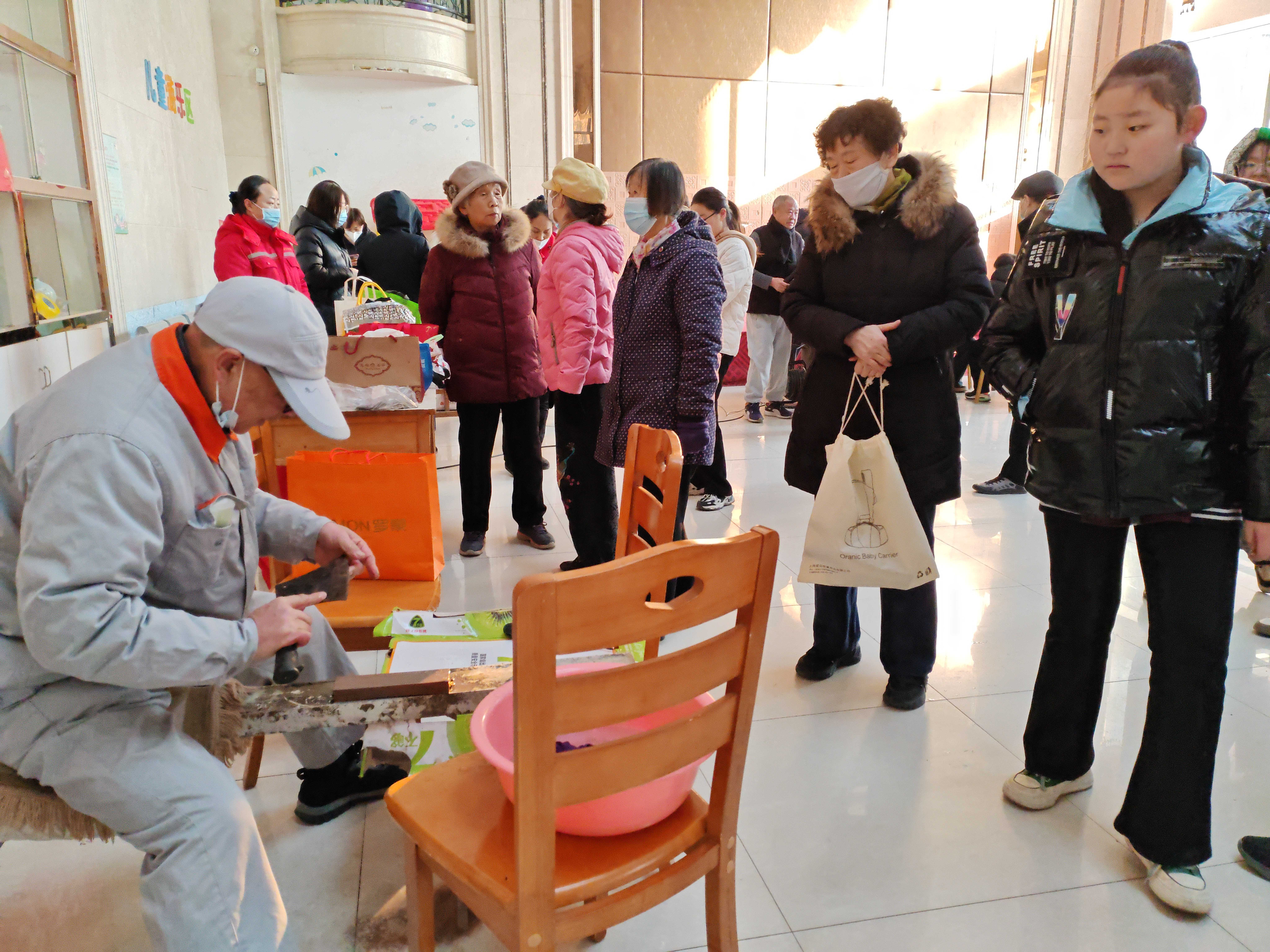 磨剪子、戗菜刀、洗地垫、义诊、配钥匙…… 多彩便民服务走进小区