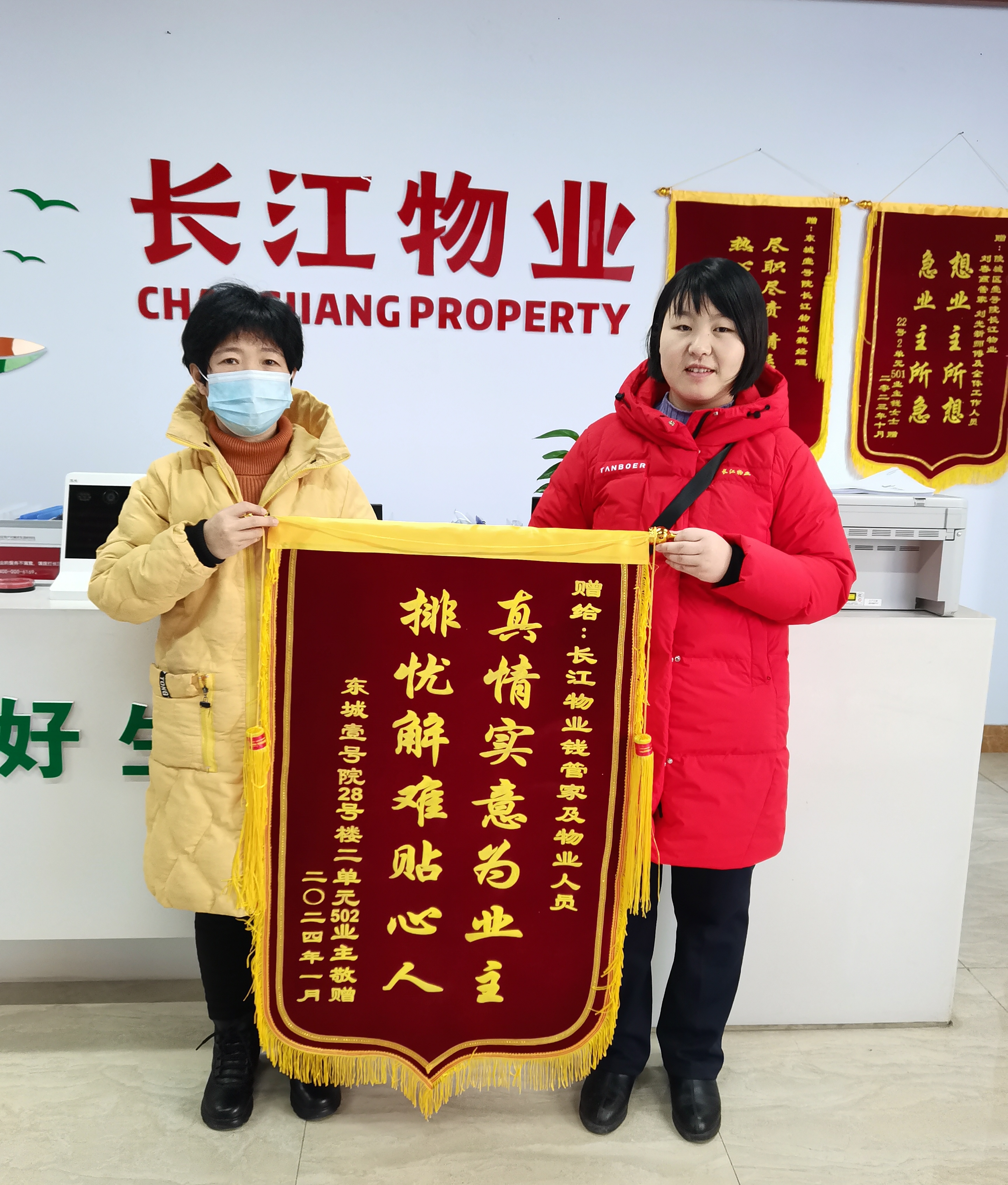 照顾老人喝水、吃饭、吃药…… 物业贴心为业主照料母亲