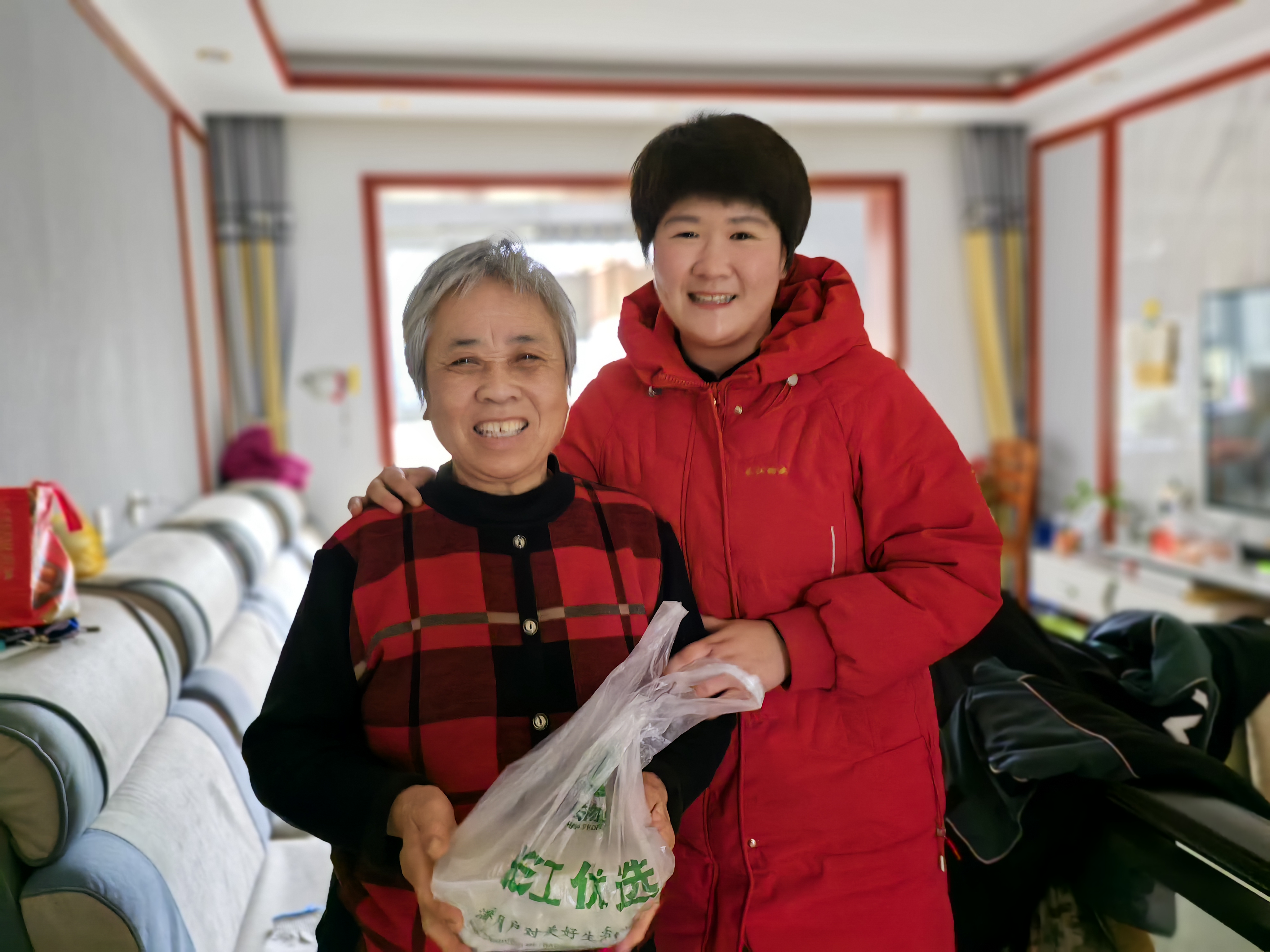 天气虽冷，饺子暖心 长江物业除夕为老年业主送饺子