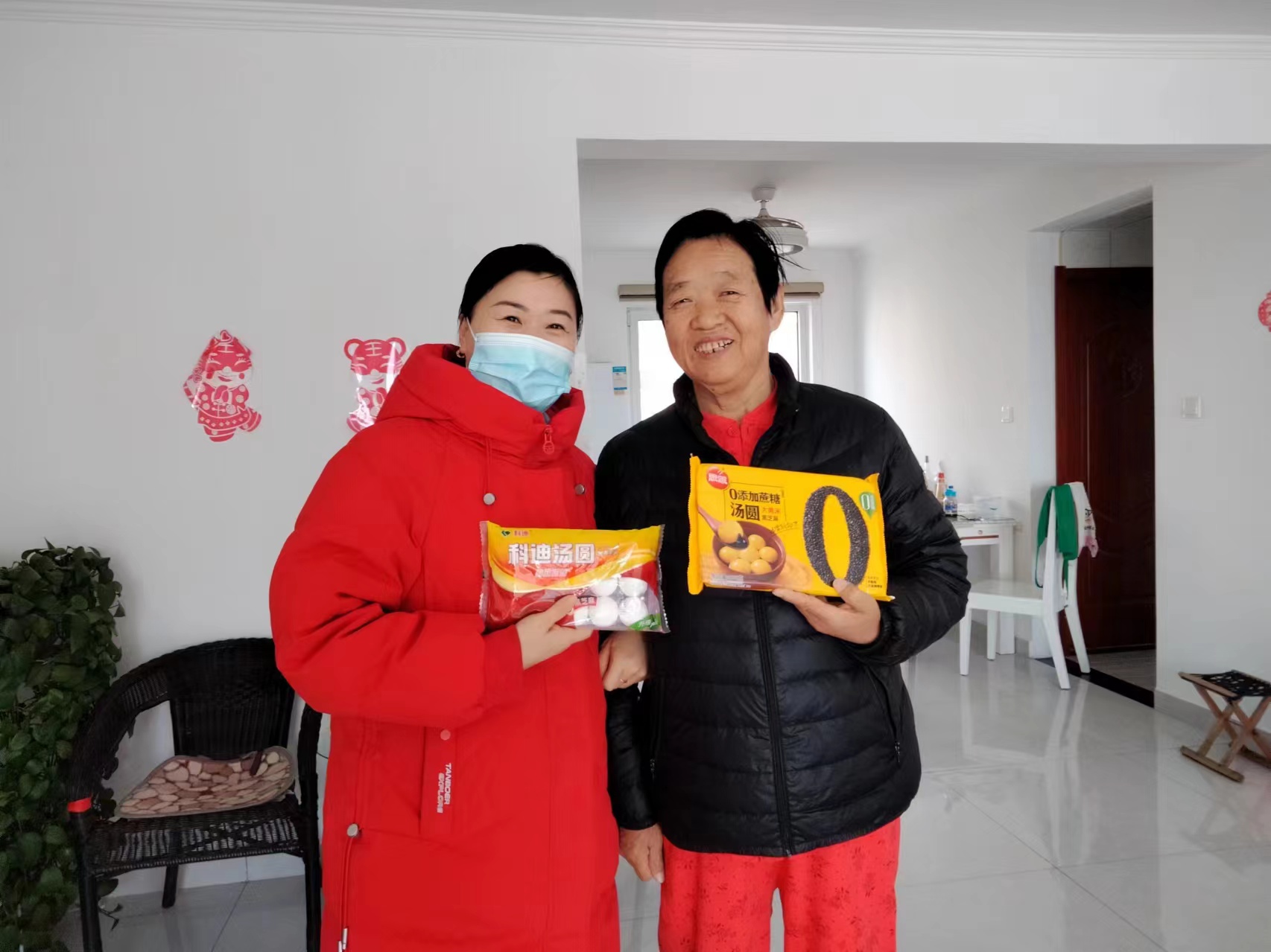 爱心的汤圆送到老年业主家中 爱心的汤圆送到老年业主家中