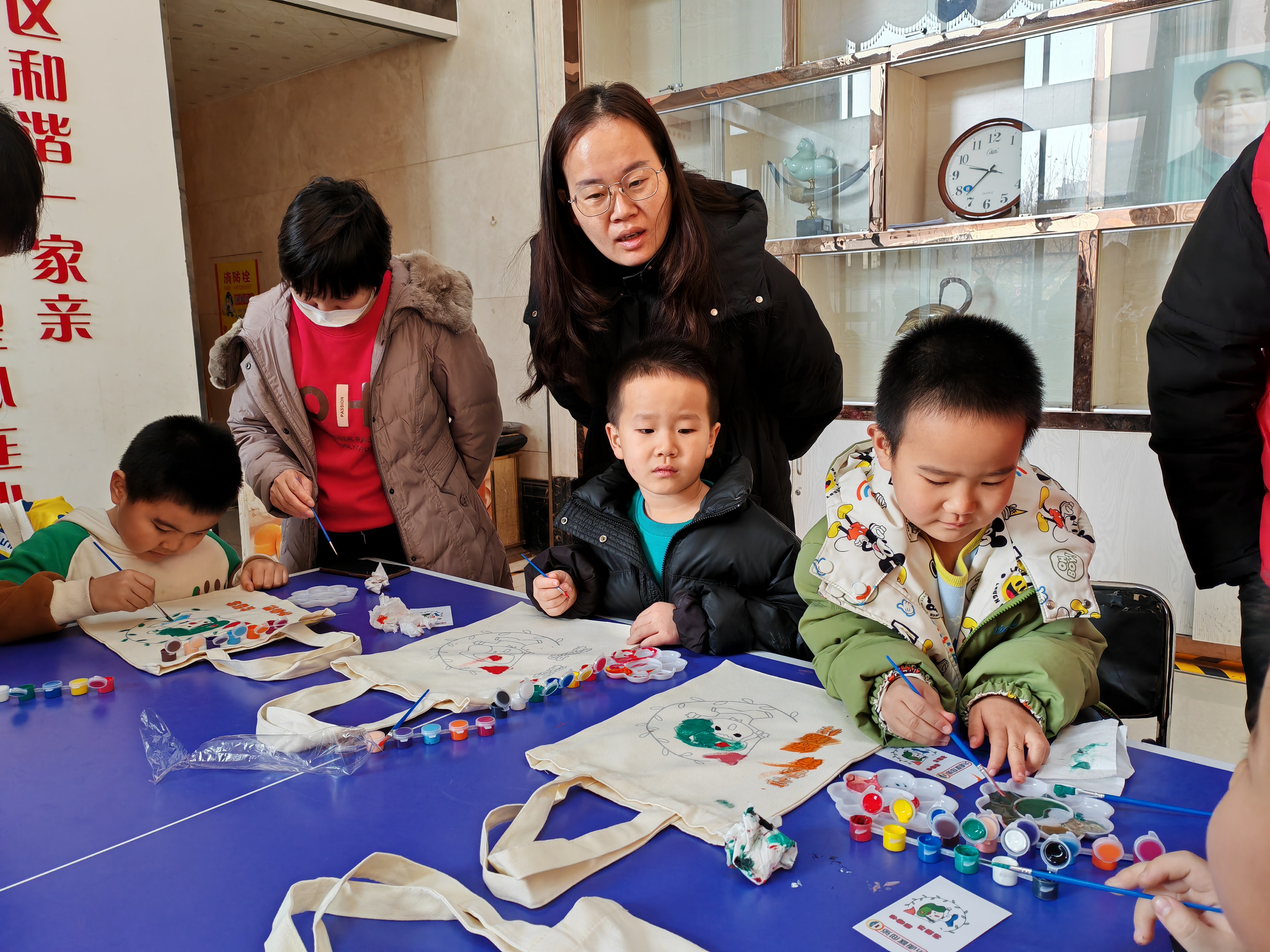 东海香港城开展学雷锋志愿服务活动 孩子们在寓教于乐中走近雷锋
