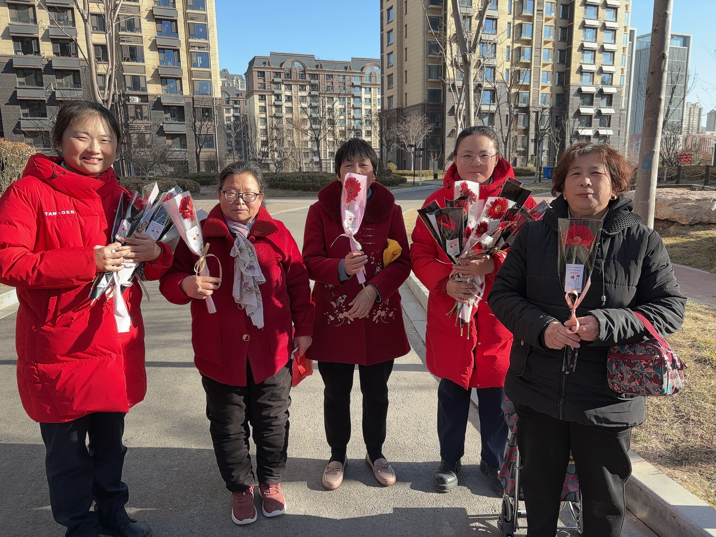 “赴春天之约，绽巾帼芳华” 3月8日，长江物业各项目开展多彩特色庆祝活动