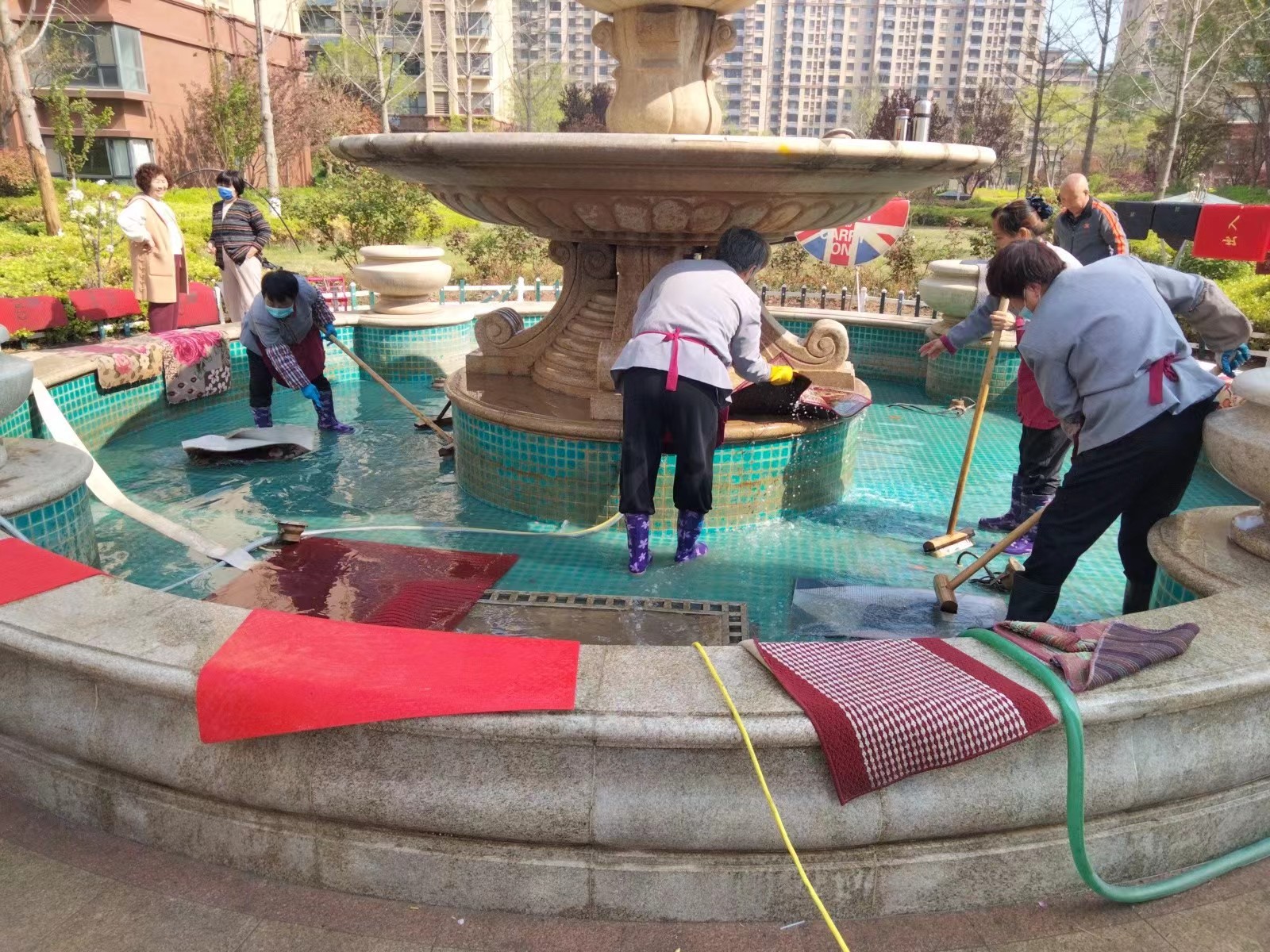 磨剪子、戗菜刀、洗地垫……  小区居民遇上社区春日市集