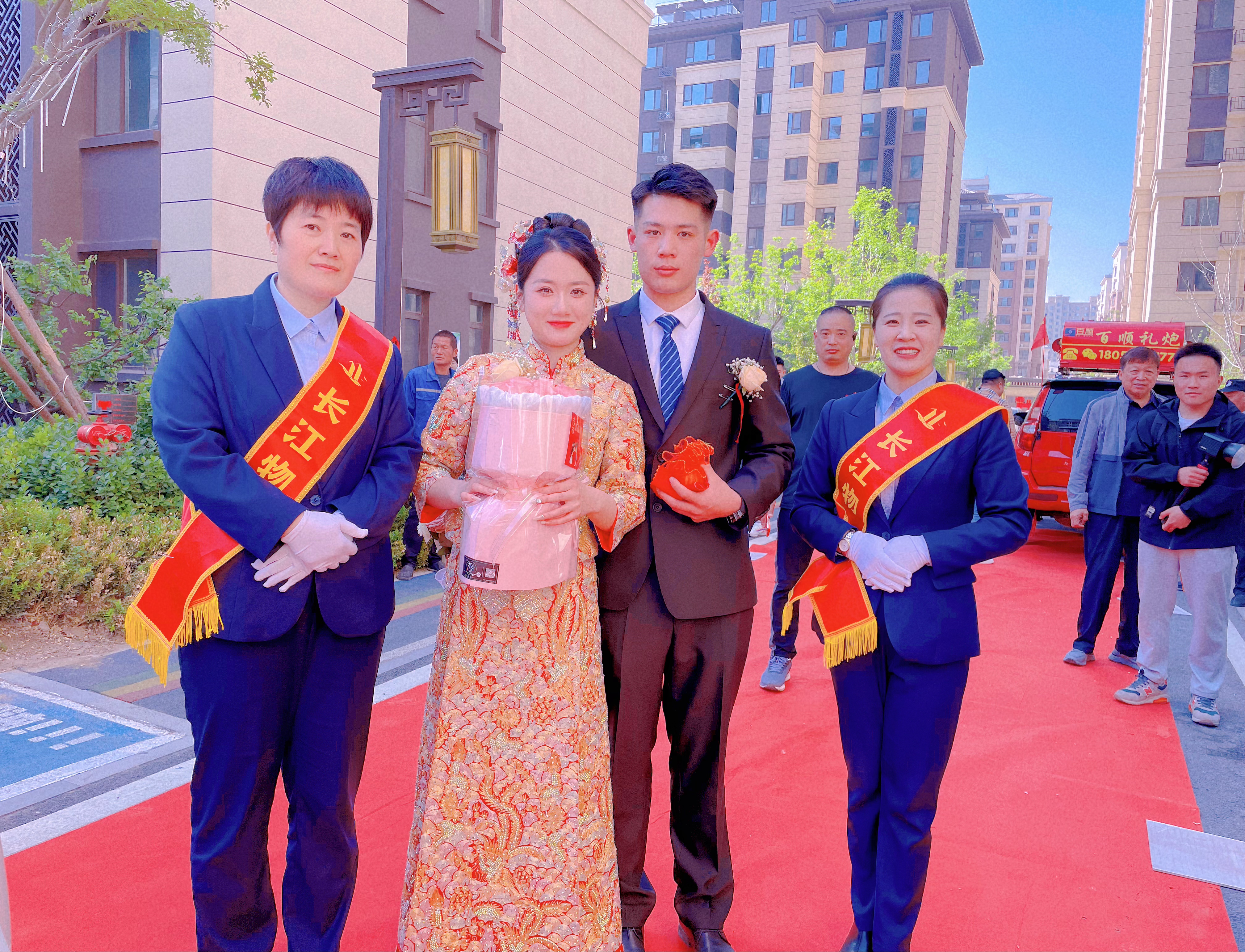 打扫卫生、铺红地毯、准备拱门……  热心物业为业主婚礼“锦上添花”