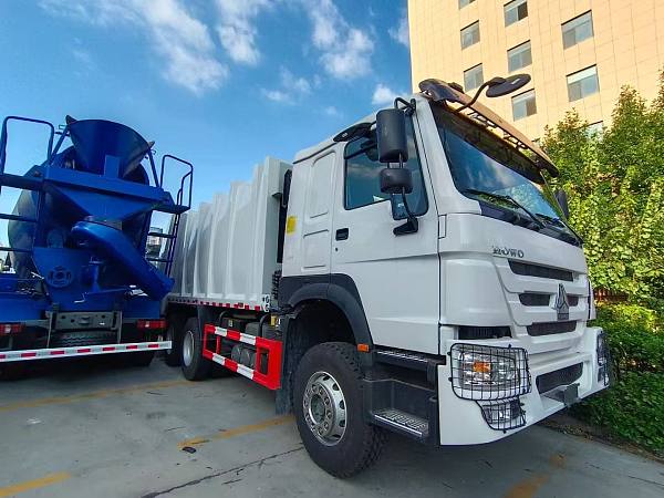 Rear Loader Compactor Truck