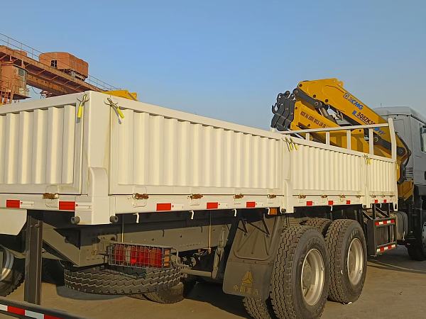 HOWO TX 6×4 crane truck (1)