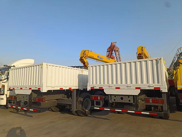HOWO TX 8×4 Crane Truck (4)