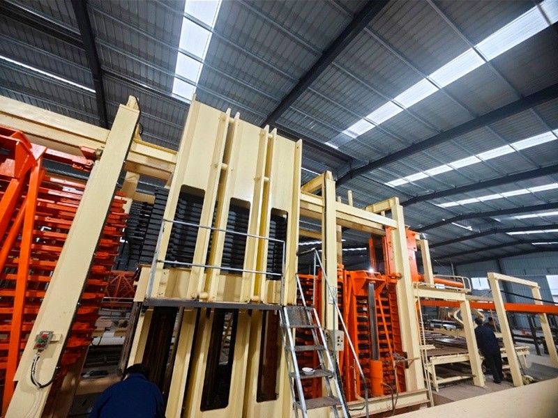 层压板车间首台标准设备安装试产成功