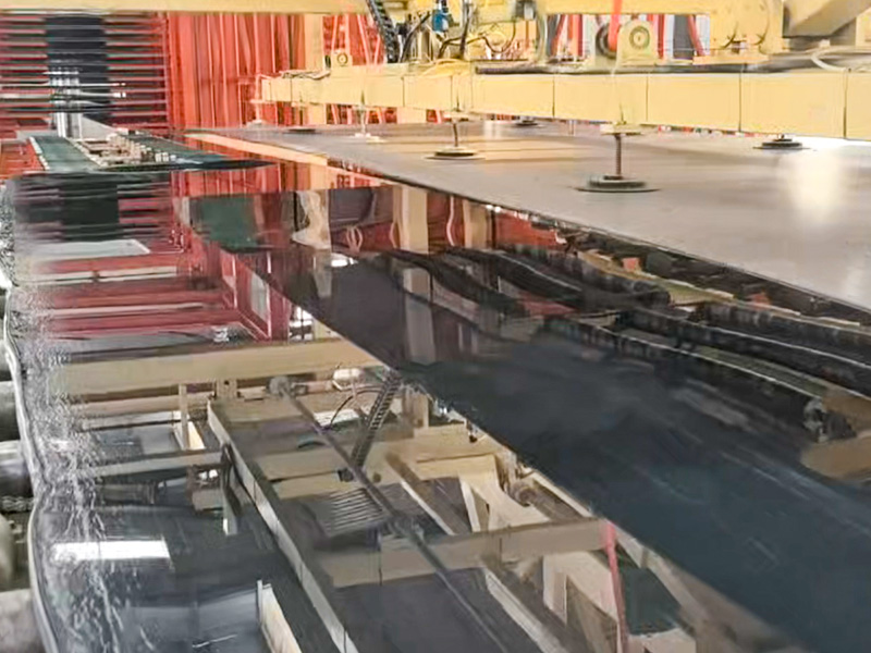 核心设备就位！8米大型层压机安装试产成功，新车间建设迎来重大里程碑