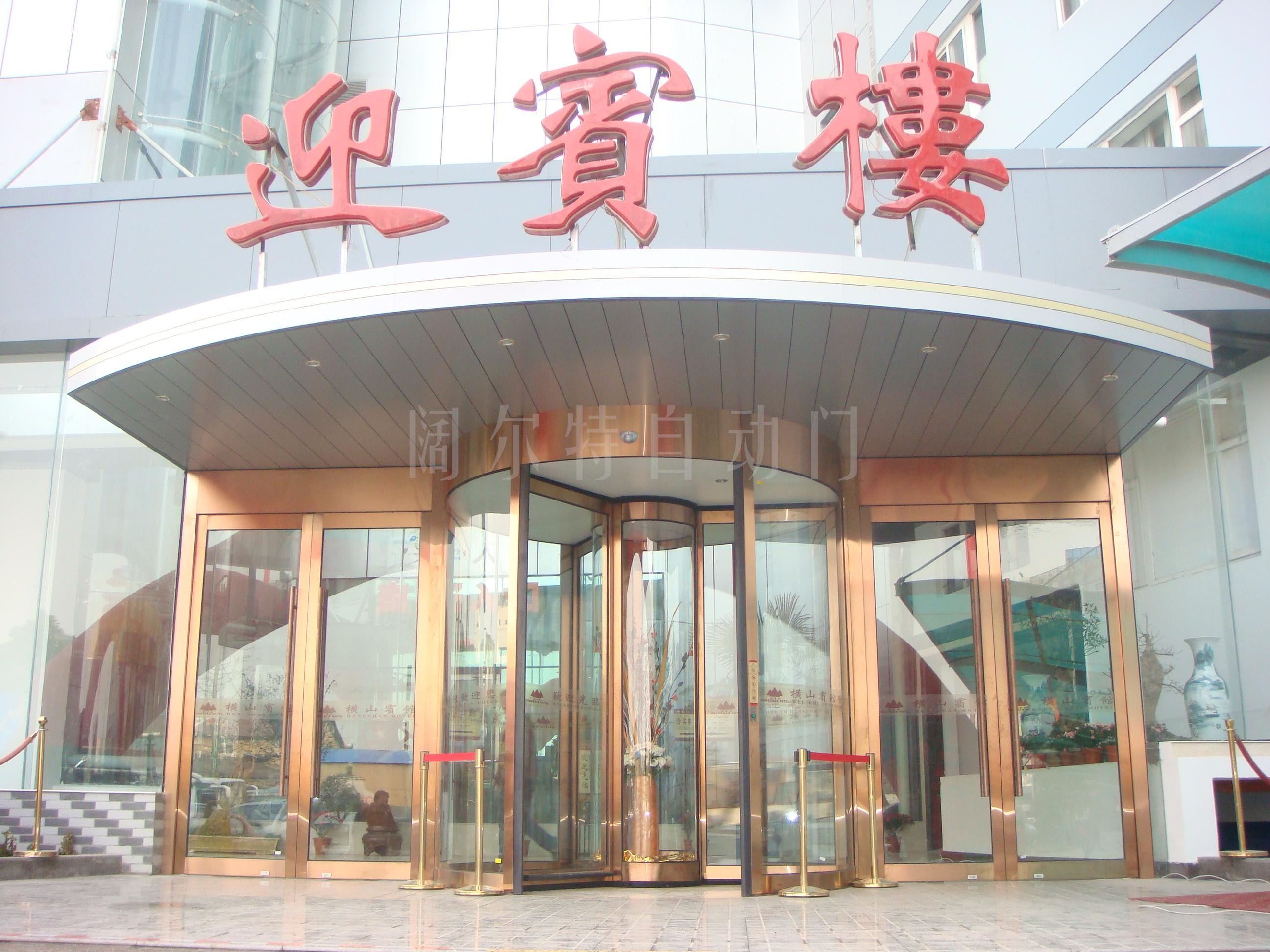 三翼旋转门