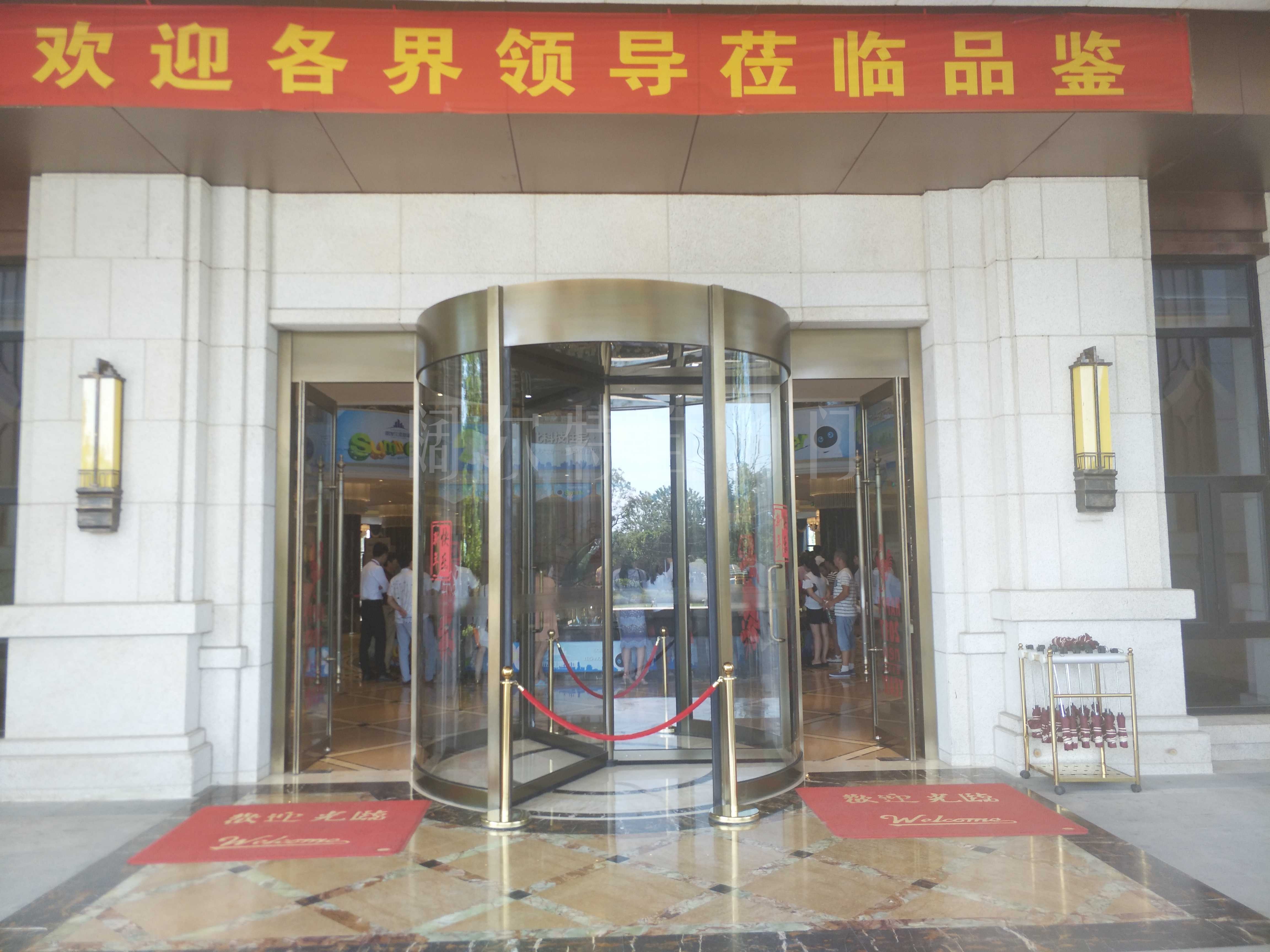 三翼旋转门