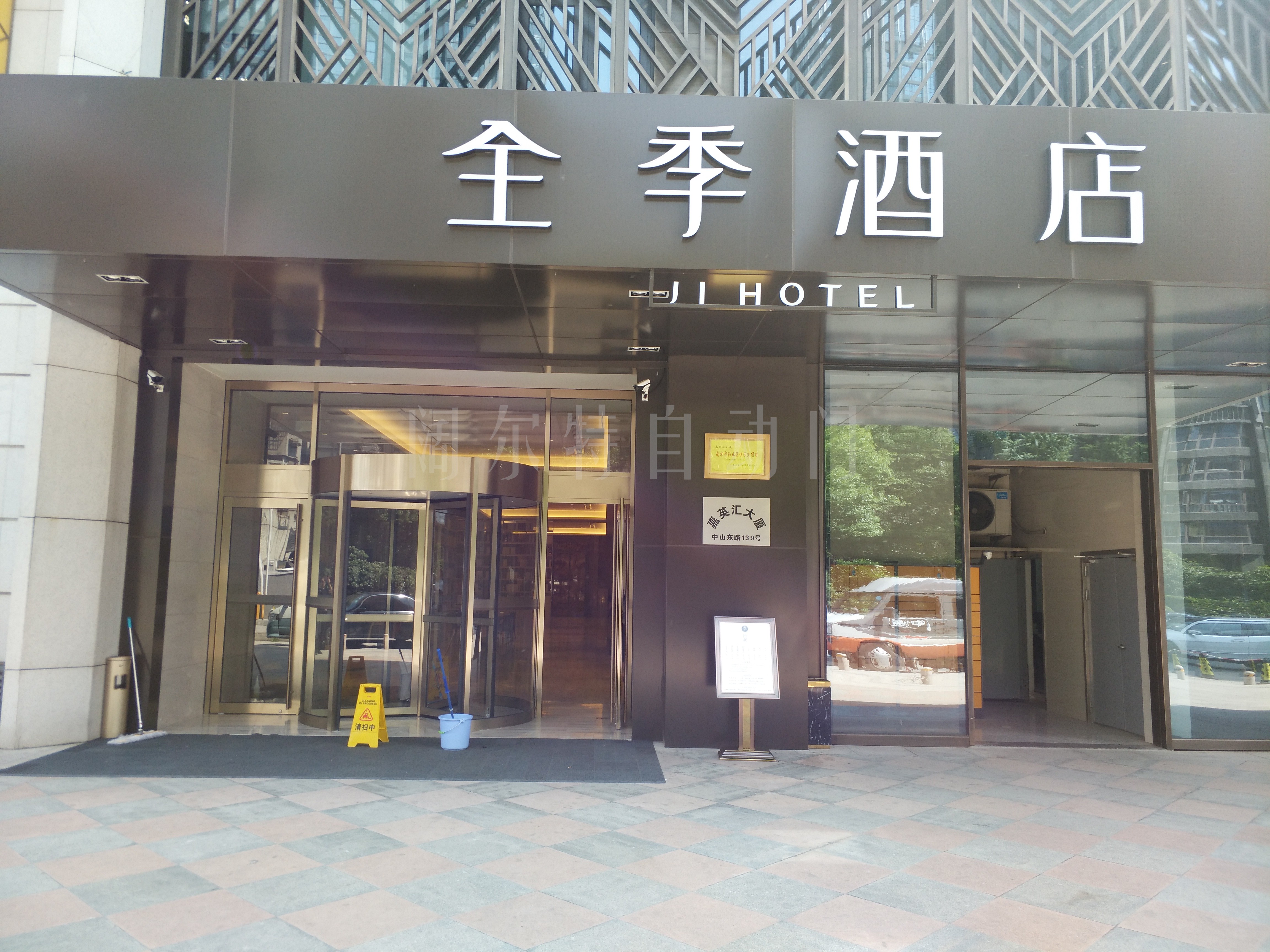 三翼旋转门