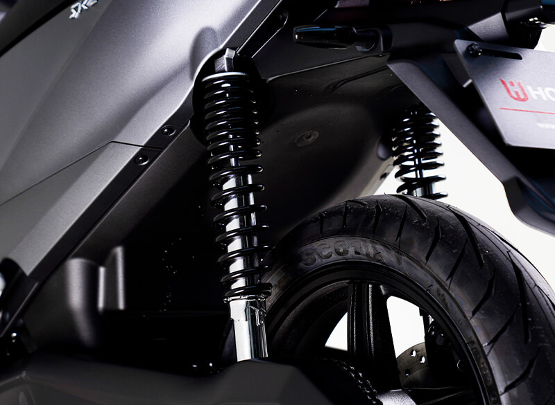 Ergonomically adjusted dimensions guarantee perfect seating comfort. Hydraulic shock absorbers provide an excellent riding experience.