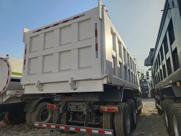 Camion-benne HOWO TX 6×4 (3)