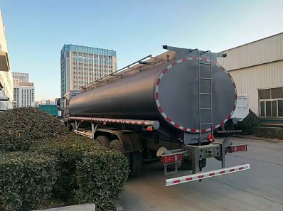 Camion-citerne HOWO TX (1)