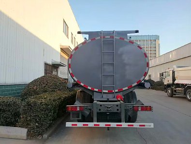 Camion-citerne HOWO TX (4)