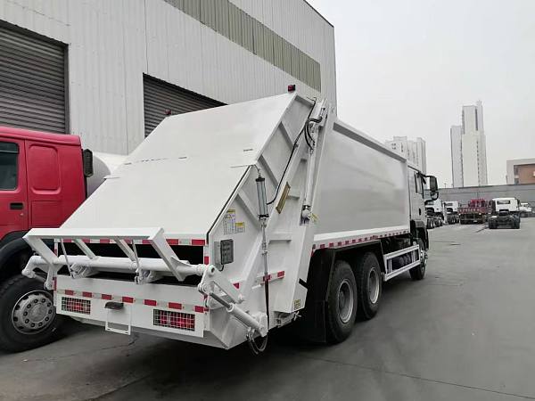Camion-poubelle compacteur HOWO TX