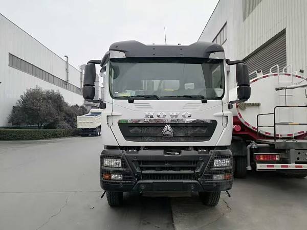 Camion-poubelle à compacteur HOWO TX (1)