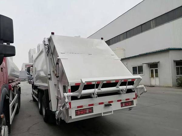 Camion-poubelle à compression HOWO TX (2)