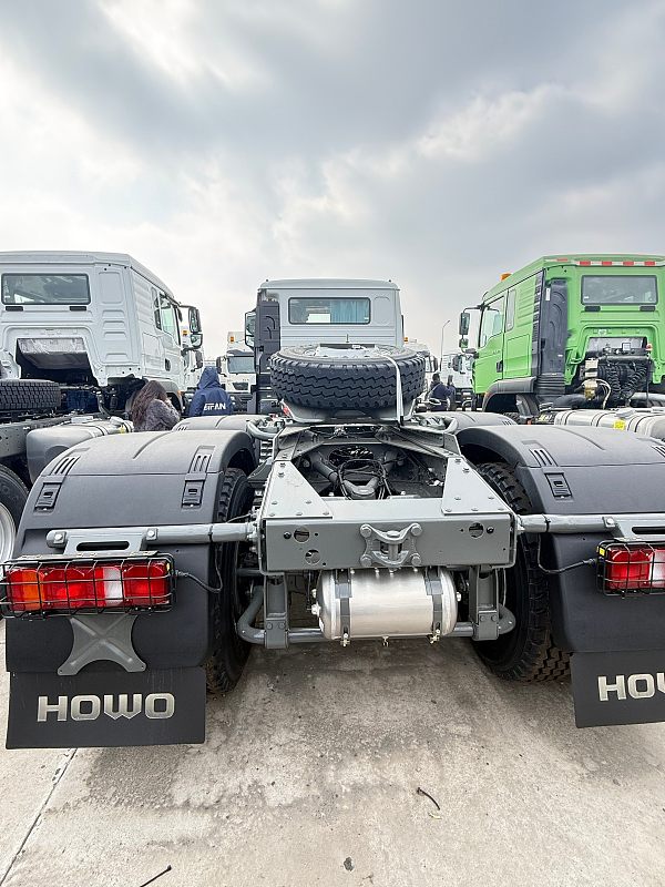Tracteur HOWO TX 6×4 (1)