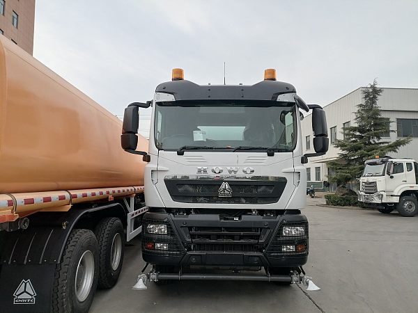 Camion-citerne HOWO TX 6×4 (1)