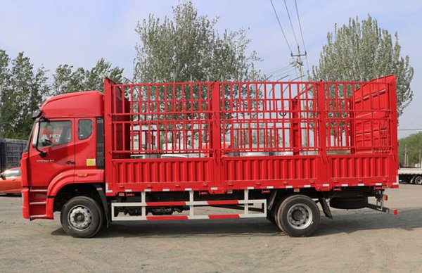 Côté du camion de transport de marchandises